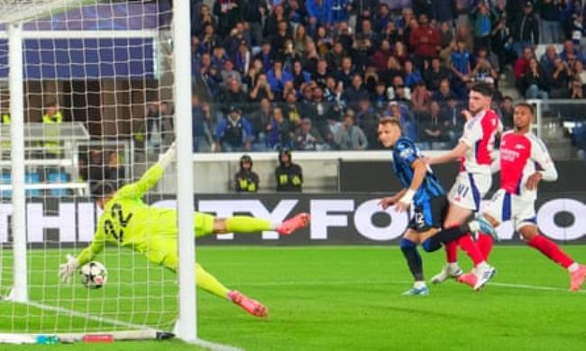 Mateo Retegui sees his header saved by David Raya on the rebound from his penalty miss