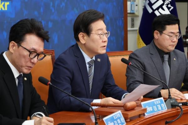 Rep. Lee Jae-myung, the Democratic Party of Korea chair, speaks during a meeting of the party leadership at the Natio<em></em>nal Assembly in Seoul on Friday. (Yonhap)