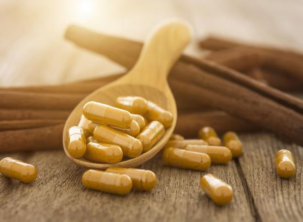 Cinnamon supplements on a wooden table