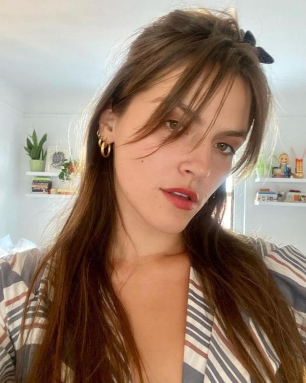 Tessa Gourin, Jack Nicholson's daughter, poses for selfie.