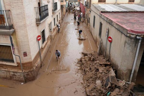 Reeking mud sparks health fears in Spain flood epicenter