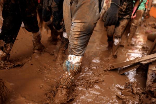 Reeking mud sparks health fears in Spain flood epicenter