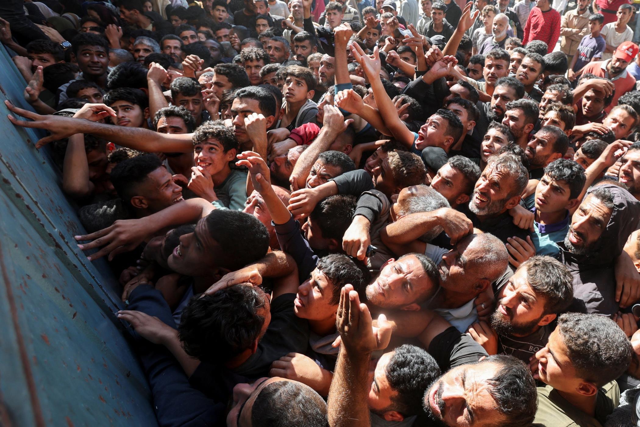 Palestinians gather to buy bread from a bakery, in Deir Al-Balah, central Gaza Strip, Palestine, Oct. 24, 2024. (Reuters Photos)