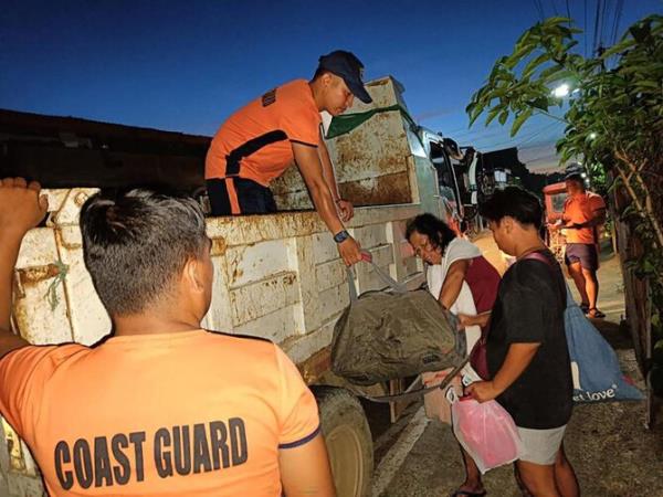 Tens of thousands flee as Super Typhoon Man-yi nears Philippines