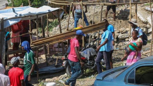 Residents of the Nazon neighborhood displaced by gang violence co<em></em>nstruct a tent encampment in Port-au-Prince, Haiti, Nov. 15, 2024.