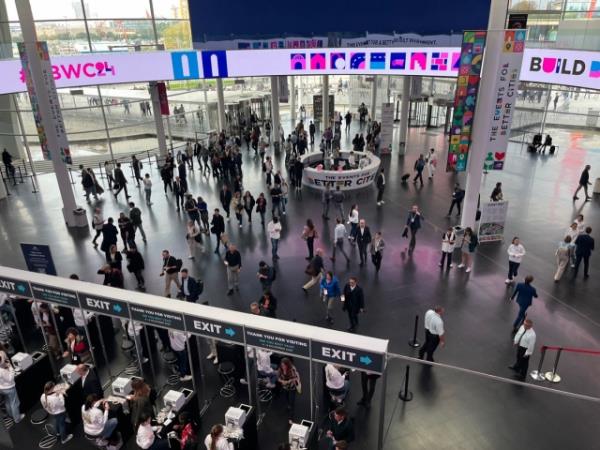 People gather at the entrance of the Smart City Expo World Co<em></em>ngress 2024. (Lee Jaeeun / The Korea Herald)